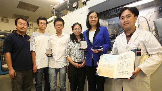 由 刘 纪 美 教 授 （ 右 二 ） 领 导 的 科 研 团 队 。