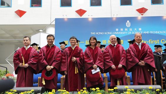 六 位 榮 譽 博 士 ： （左 起）黃 仁 龍 先 生 、 盛 宗 亮 教 授 、 馬 雲 博 士 、 胡 玲 教 授 、 Marvin L COHEN 教 授 和 周 亦 卿 博 士 。	