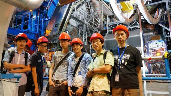  部分香港物理學家團隊的成員，背後為ATLAS探測器。