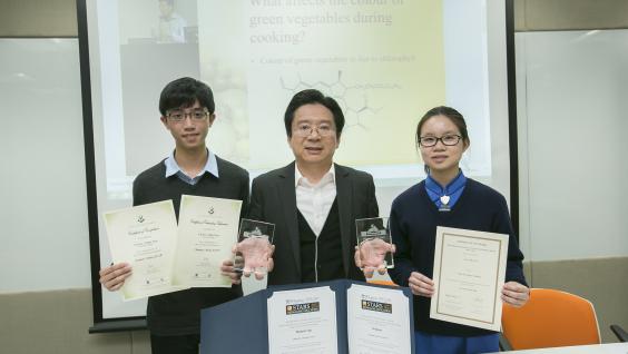  庞鼎全教授(中)荣获Wharton-QS Stars Awards 2014两个奖项，以表扬创新网上教学课程的成效。曾修读「化学家线上学习课程」的学生邓俊威(左)及刘乐湉(右)分享感受。