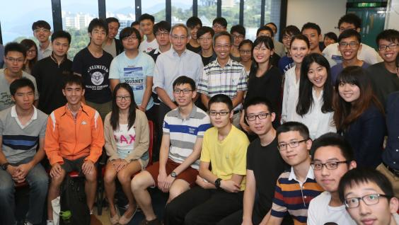  朱棣文教授 (第二排，左五)與同學交流學習心得