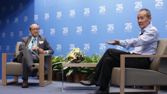  王石先生(右) 于科大25周年杰出人士讲座系列以「道路与选择」为题发表演说。