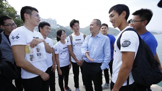  Mr Wang Shi (4th from right) shares his experience with HKUST students at the Water Sports Center.