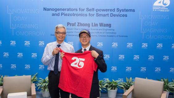  Executive Vice-President and Provost Prof Wei Shyy (left) presents HKUST 25th Anniversary souvenirs to Prof Zhong Lin Wang.