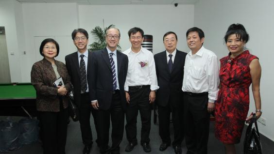嘉 宾 参 观 入 驻 科 大 深 圳 产 学 研 大 楼 的 高 科 技 企 业 。