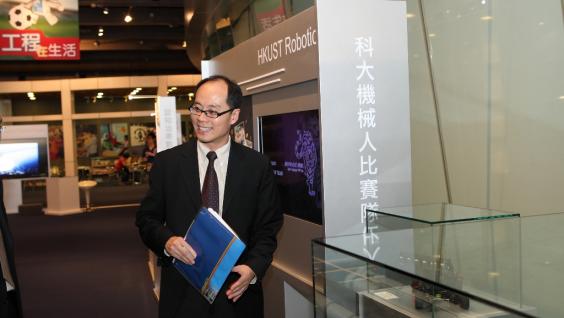  Prof Roger Cheng, Associate Dean of Engineering, introduces the exhibits.