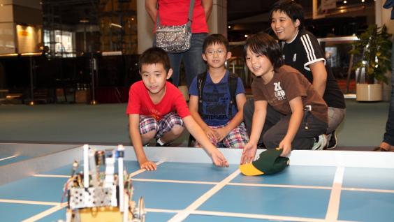  Visitors are very excited about HKUST robot machines.