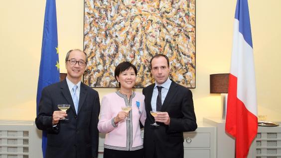 (From left) HKUST President Tony F Chan, Prof Nancy Ip and Mr Arnaud Barthélémy at the bestowal ceremony