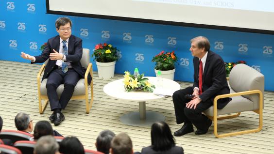  Prof Hiroshi Amano (Left) and Prof Andrew Cohen, Director of HKUST Jockey Club Institute for Advanced Study, in a panel discussion