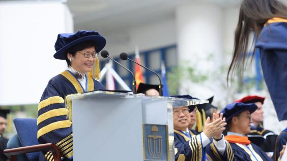  The Chief Executive of the HKSAR Government and University Chancellor, the Honorable Mrs Carrie Lam Cheng Yuet-ngor, officiates at HKUST’s congregation ceremony.