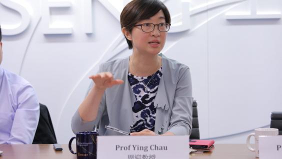  周迎教授解释最新推出的生物工程本科生课程如何支持香港政府重点发展生物医学技术和大数据。