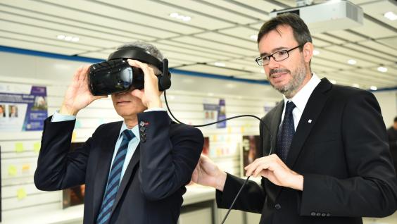  史维教授于展览上试戴ICRC用以训练员工而设的虚拟现实装置。