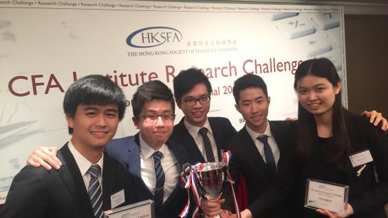  香港财经分析师学会主办的特许金融分析师学会挑战赛冠军(左起)：赵天宇、周浩铭、李桂贤、陈俊峰及武越。
