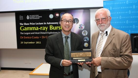  HKUST President Tony F Chan presenting a souvenir to Dr Costa