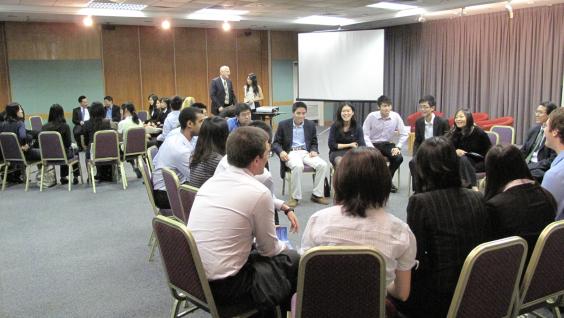  Delegates participate in academic panel discussions on RMB offshore market.