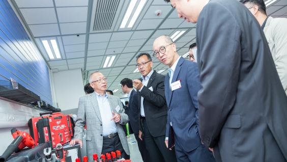  Prof Chung (first left) and Prof Chan (second right) visit the Undergraduate Student-initiated Experiential Learning (USEL) Laboratory among other guests.