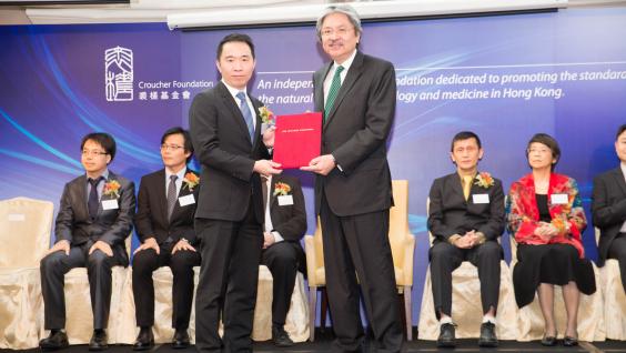  (左起) 張曉東博士及香港特別行政區政府財政司司長曾俊華先生。