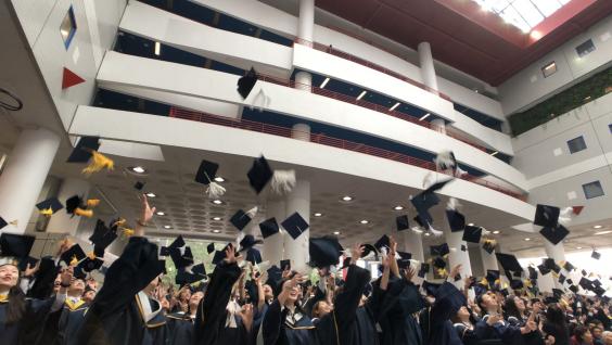  毕业典礼后，毕业生将礼帽抛起以示庆祝。