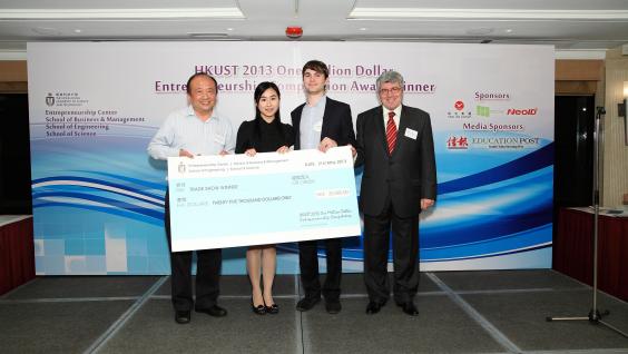 协 理 副 校 长 （ 研 发 及 创 新 ） 曾 明 哲 教 授 （ 左 ） 向 NovoDiagnostics Limited 颁 发 商 品 展 示 奖 。