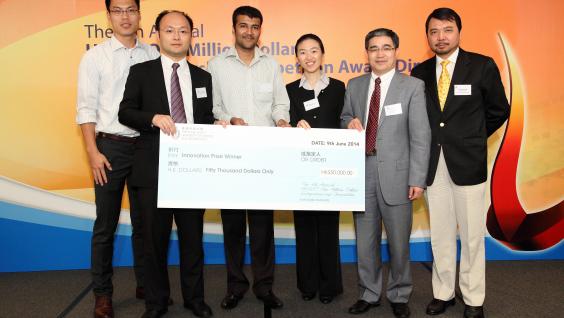  Department Head of Chemical and Biomolecular Engineering Prof Guohua Chen (second right), representing the School of Engineering, present the “Innovation Prize” to Centric-Tech (HK) Ltd.