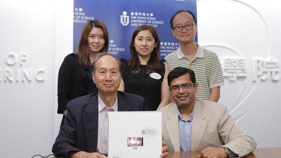  郭教授(前左)及其研究團隊均來自科大先進顯示與光電子技術國家重點實驗室