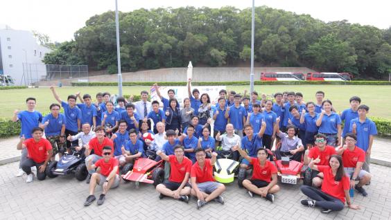  The students from five secondary schools, together with the cars they had built, pose for a picture with the judges and the HKUST student helpers.