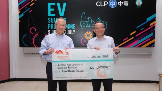  鍾志平教授（左）慷慨捐贈四百萬港元資助學苑未來兩年的活動，由鄭光廷院長代表接受。