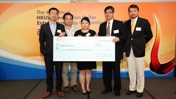  Prof Kam-ming Ko (second right) from the Division of Life Science, representing the School of Science, presents the “Trade Show Prize” to eTron.
