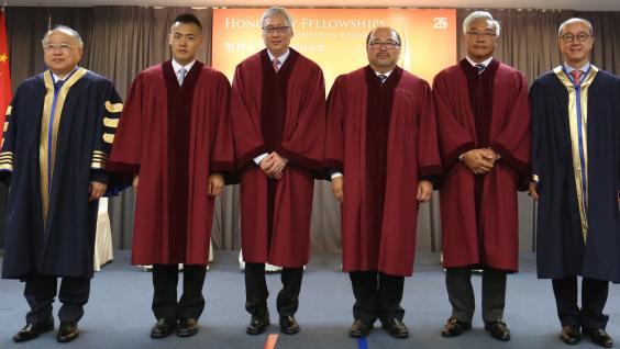  榮譽大學院士頒授儀式上合照：（左起）廖長城先生、劉鳴煒先生、李小羿博士、馬墉傑先生、黃達琛先生及陳繁昌教授。