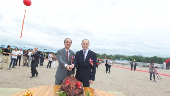  President Tony Chan (left) and Mr Ian Fok perform the pig cutting ceremony on the construction site of the HKUST Fok Ying Tung Graduate School Building
