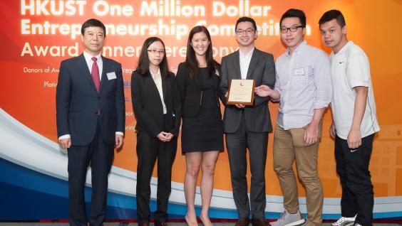  Deputy Chief Executive Officer Mr. Yang Long from GF Securities presented the award to the members of Clare.AI.