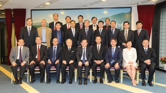  CPPCC Vice-Chairman and Minister of Science and Technology Prof Wan Gang (middle, first row) leads a delegation to HKUST and meets the University’s representatives including Council Chairman the Hon Andrew Liao Cheung-sing (fourth left), Vice Council Chairman Prof John Chai Yat-Chiu (sixth left) and President Prof Tony F Chan (third left).