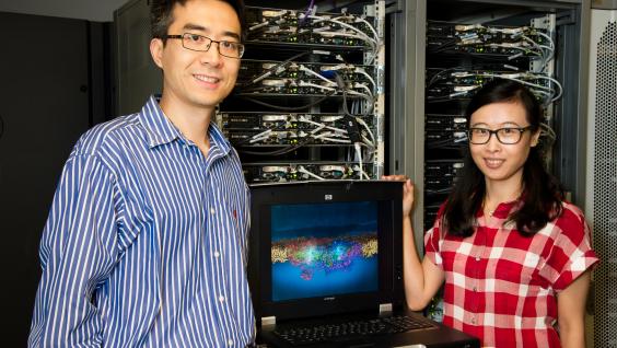  黃旭輝教授(左)及博士後研究員張璐運用由科大資訊科技服務中心管理的高效能計算機，破解了光合作用的機理。