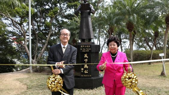 陳 繁 昌 校 長(左)與 孫 穗 芳 博 士 為 銅 像 剪 綵 。
