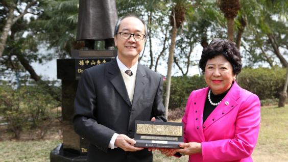  President Tony Chan (left) presents an HKUST souvenir to Dr Lily Sun.