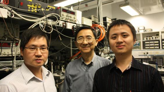  杜胜望教授(左)、物理学系讲座教授雷明德教授(中)及研究团队。