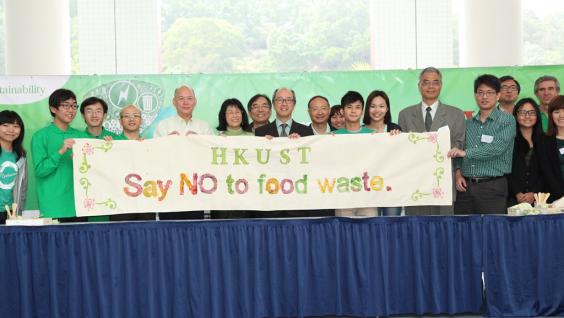  President Prof Tony F Chan and Provost Prof Wei Shyy joined by student, faculty and staff representatives using eco-friendly paints to trace the theme of the Environment Week 'Say No to Food Waste'.