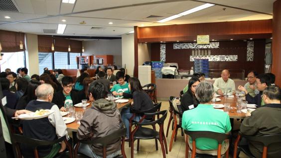 陳 繁 昌 教 授 ﹑ 史 維 教 授 ﹑ 學 生 及 教 職 員 代 表 一 起 共 進 環 保 餐 。	