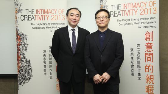 （ 左 起 ） 林 昭 亮 先 生 和 盛 宗 亮 教 授 主 持 「 創 意 間 的 親 暱 」 新 聞 發 佈 會 。	