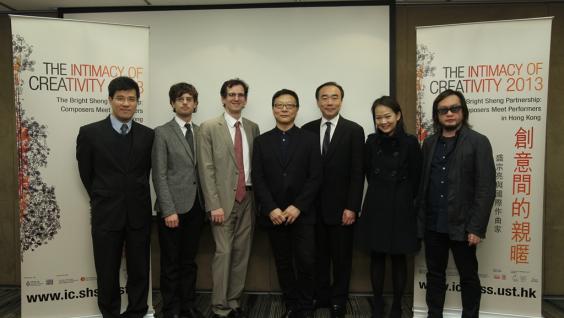 湯 文 泰 教 授 （ 左 三 ） 、 盛 宗 亮 教 授 （ 中 ） 及 林 昭 亮 先 生 （ 左 五 ） 與 「 創 意 間 的 親 暱 」 的 合 作 夥 伴 。	