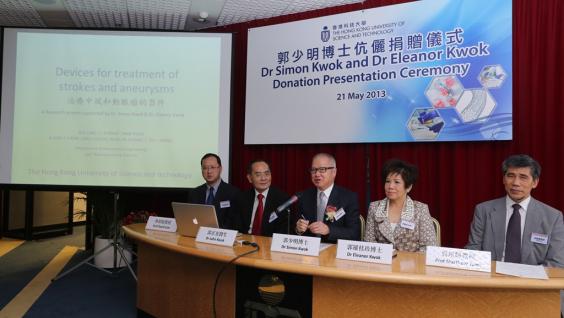 （ 左 起 ） 林 銓 振 教 授 、 郭 正 光 醫 生 、 郭 少 明 博 士 、 郭 羅 桂 珍 博 士 及 袁 銘 輝 教 授 闡 釋 具 前 瞻 性 的 跨 學 科 研 究 詳 情 。	