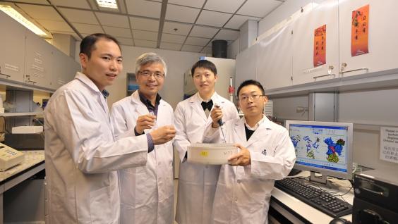 研 究 团 队 ： （ 左 起 ） 魏 志 毅 博 士 、 张 明 杰 教 授 、 武 林 先 生 和 潘 李 锋 博 士 。	