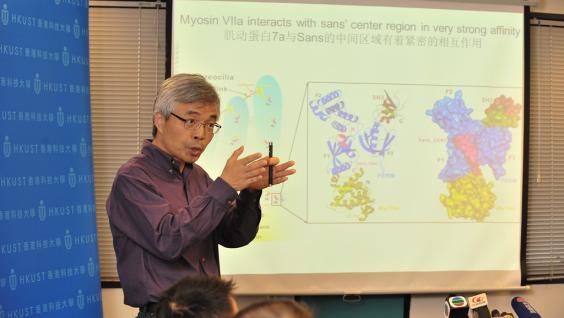  Prof Mingjie Zhang explaining his team's research