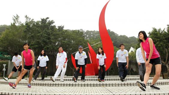 科 大 校 長 陳 繁 昌 教 授 （ 後 排 中 ） 與 黃 玉 山 副 校 長 （ 後 排 左 三 ） 帶 領 師 生 做 熱 身 運 動 。	