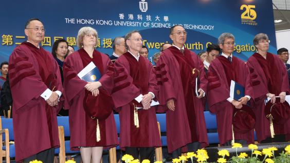  六位榮譽博士：（左起）陳樂宗博士、Ingrid Daubechies教授、Robert S Langer教授、柳傳志先生、陸錦標教授及裴宜理教授。