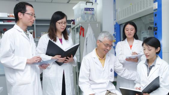  Prof Mingjie Zhang (middle) and the IAS HKUST-Scripps researchers in Hong Kong.