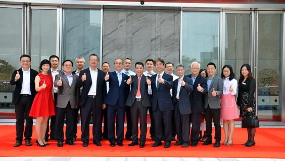  (前排左三起) 翁以登博士、陳繁昌教授、楊榮義先生、李行偉教授及一眾代表團今年五月參觀楊榮義先生於深圳的總公司。