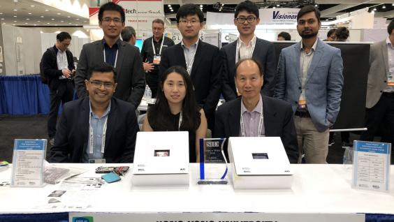  The team led by Chair Prof Kwok (front right) and Assistant Prof Abhishek Srivastava (front left) from the Department of Electronic and Computer Engineering won the “Best Prototype in Innovation Zone” award from The Society for Information Display with the new display technology