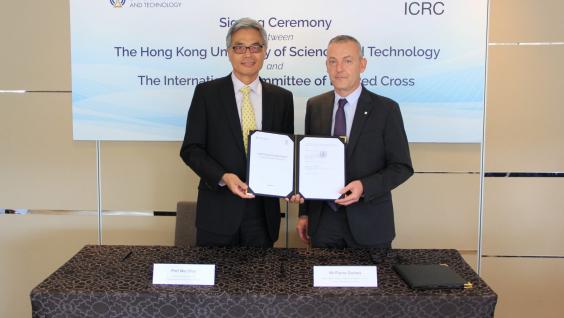  香港科技大學(科大)署任校長史維教授與紅十字國際委員會(ICRC)東亞地區代表處主任裴道博先生就實習計劃簽署協議。