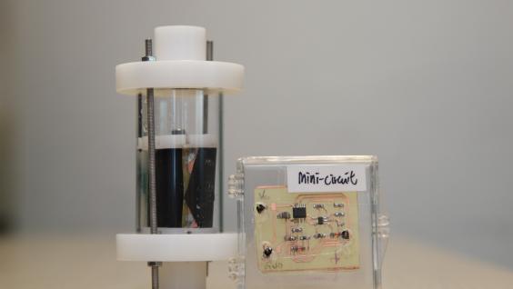  科大研發的小型脈衝電場殺菌裝置。